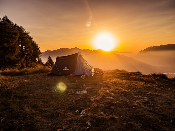 Comment organiser un camping pour une expédition de parapente dans les Alpes?